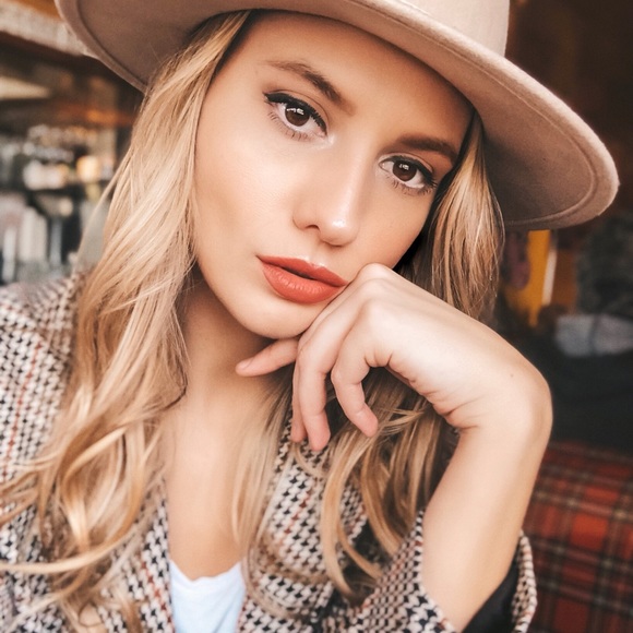 Meet your Posher, Laura - Picture 1 of 1